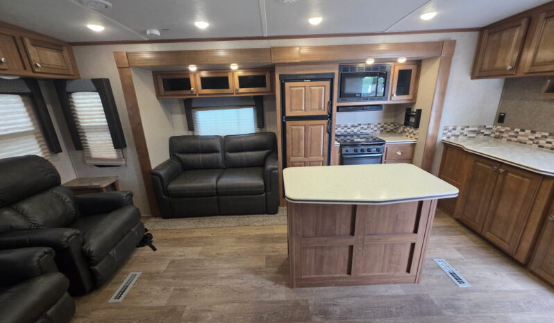2019 Forest RiverSignature Ultra Lite Rockwood 8329SS full