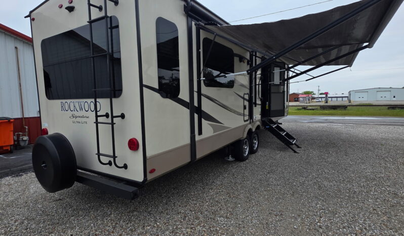 2019 Forest RiverSignature Ultra Lite Rockwood 8329SS full